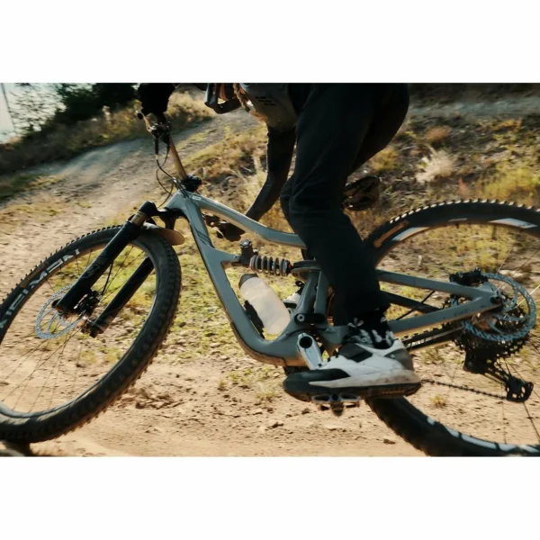 Fidlock Twist 750 25oz Compact Water Bottle with Bike Base