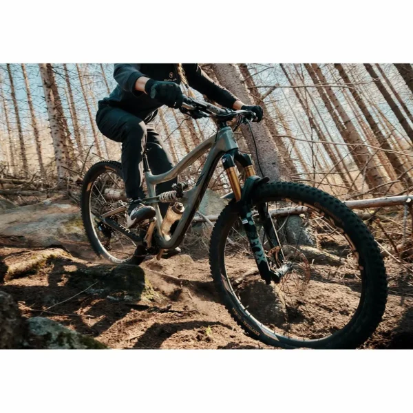 Fidlock Twist 750 25oz Compact Water Bottle with Bike Base