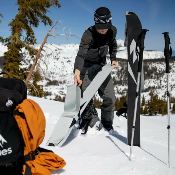 Jones Solution Splitboard + Nomad Quick Tension Tail Clip Splitboard Skins 2025